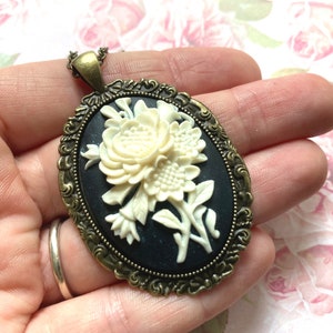 Floral Cameo Necklace, Vintage Cameo, Flower Cameo Pendant, Victorian Jewelry, Black and White Flower Cameo Pendant, Gifts for Mom zdjęcie 3