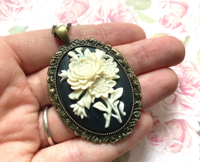 Floral Cameo Necklace, Vintage Cameo, Flower Cameo Pendant, Victorian Jewelry, Black and White Flower Cameo Pendant, Gifts for Mom zdjęcie 3