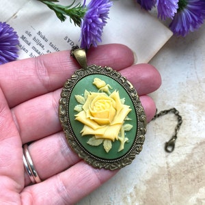 Bellissima collana con pendente cammeo rosa verde salvia, sogni Selma, cammeo verde, collana cammeo rosa, regalo per la mamma, regali romantici immagine 3