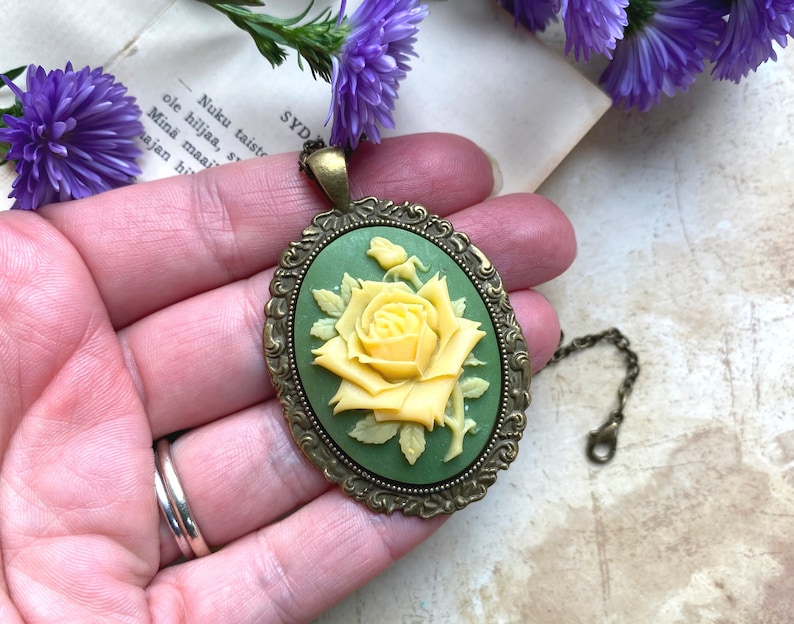 Bellissima collana con pendente cammeo rosa verde salvia, sogni Selma, cammeo verde, collana cammeo rosa, regalo per la mamma, regali romantici immagine 3