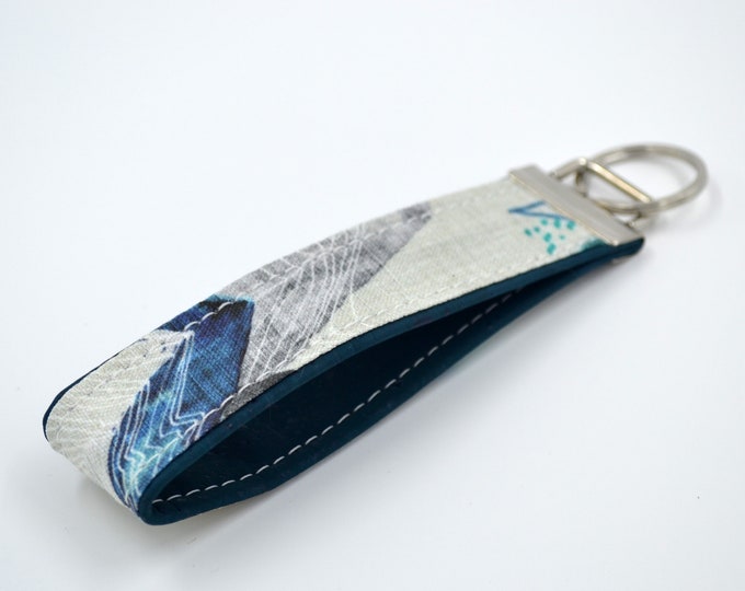 Cotton keychain with gray, blue and green mountain patterns with gray or turquoise cork, keychain, trousseau, strap