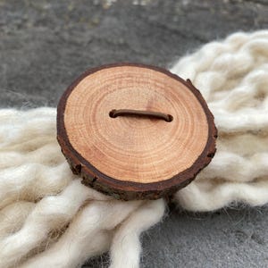 Stor rustik hårsnodd med dreadlocks i trä - Loc Tie - Boho håraccessoar