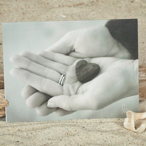 Heart in my Hand Photo NoteCard | Carte de notes côtière | Pierres de coeur de plage | Lisa Vohwinkel Photographie | Votre main dans la mienne | Carte de la Saint-Valentin