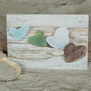 Hartvormige Overzeese Kaart van de Nota van het Glas | Kaart van de Nota van de Steen van het Hart | Vier Harten | Dit zijn wij | Lisa Vohwinkel Foto | Strandglas | Liefdeskaart