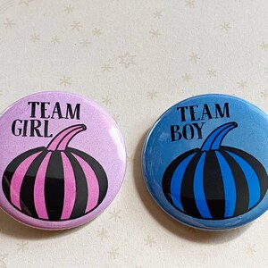 カボチャ、ハロウィン - チームボーイ、ガール、ピンバックボタン、1 インチ、1.5 インチ、2.25 インチ、女の子または男の子、性別発表、赤ちゃん投票ゲーム、ベビーシャワー、ピンク、ブルー