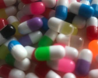 Surtido de 20 pastillas falsas, cabujones de resina de colores variados, suministros para manualidades, cuentas semiperforadas, 11 mm x 5 mm, joyería para enfermeras y médicos.