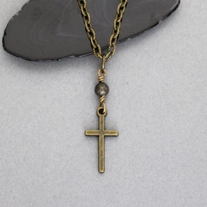 Collier croix fine, croix en fil de bronze antique avec maillon en pyrite