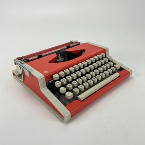 Máquina de escrever vintage / Unis tbm de Luxe Typewriter / Olympia Traveller de Luxe / Iugoslávia dos anos 70 / Vermelha