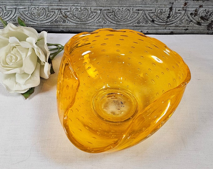 Vintage Murano-style Bowl in Amber Colored Mouth-Blown Art Glass with Inlaid Air Bubbles, 1960s