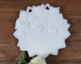 Westmoreland Glass Three Roosevelt Bears Milk Glass Decorative Plate, 1940s