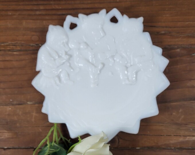 Westmoreland Glass Three Roosevelt Bears Milk Glass Decorative Plate, 1940s
