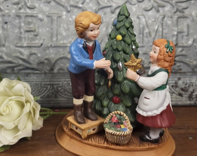 Vintage Avon Christmas Memories ‘Keeping the Christmas Tradition’ 1982 Porcelain Figurine