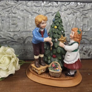 Vintage Avon Christmas Memories ‘Keeping the Christmas Tradition’ 1982 Porcelain Figurine