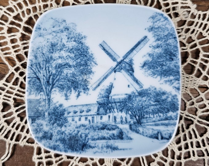 1950s Bing and Grondahl Porcelain Dybbol Molle Dish Designed by Kjeld Bonfils