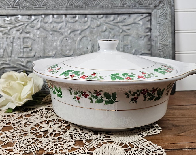 1.75 Qt Round Covered Casserole - Christmas Charm-Delight-Holiday-Harmony by Gibson Designs