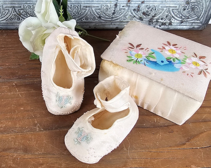 1940s Retro Baby Shoes Pink with Embroidered Design, Made in Japan - Vintage Nursery Decor