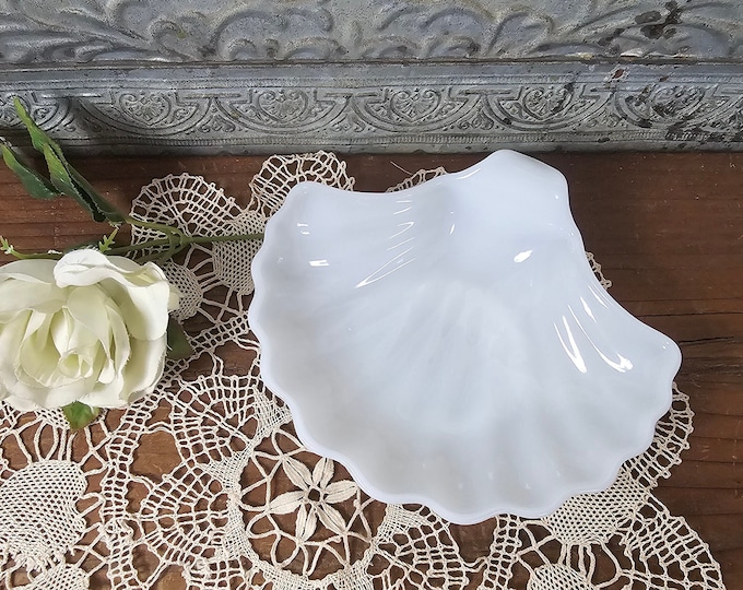 MCM Clam Shell Candy Vanity Soap Dish - Jewelry Bowl - Anchorwhite by Anchor Hocking