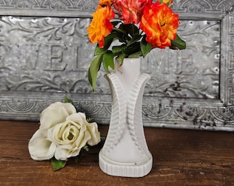 Minimalist White Vase with Leaf Detail - Elegant Art Deco & Modern Home Accent