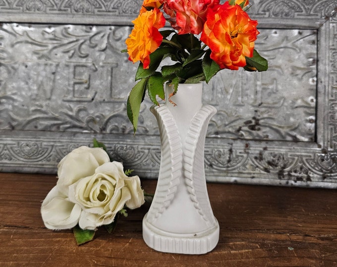 Minimalist White Vase with Leaf Detail - Elegant Art Deco & Modern Home Accent