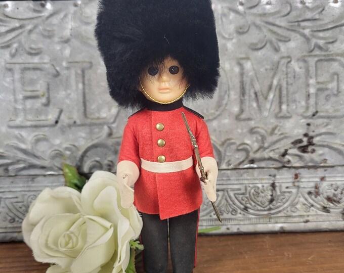 Vintage Buckingham Palace Guard Sleepy Eye Souvenir Doll