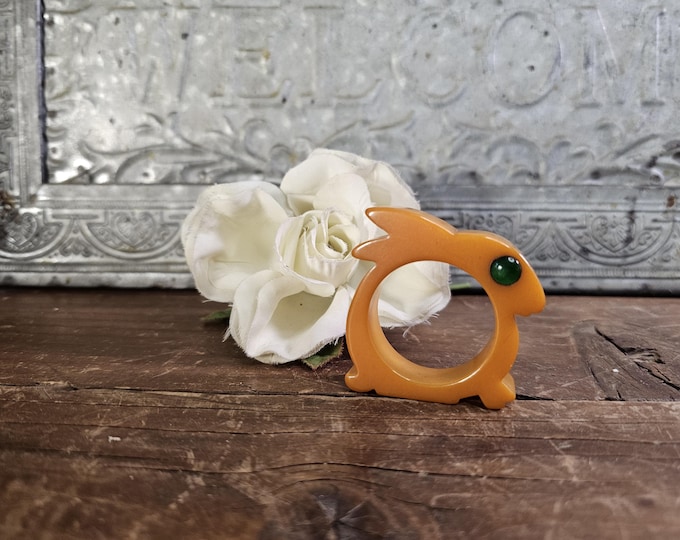 1930s Bakelite Butterscotch Bunny Rabbit-shaped Napkin Ring with Green Inset Eyes