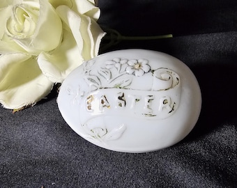 Victorian Novelty Milk Glass Easter Egg by Gillinder & Sons