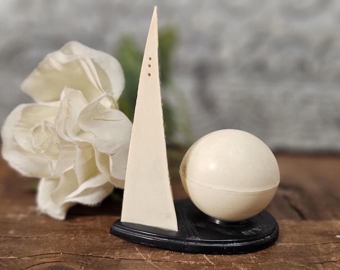 1939 New York World’s Fair One-Piece Salt and Pepper Shaker Set