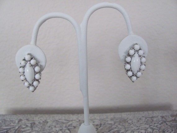 Vintage White Earrings, 1960's Milk Glass Earring… - image 2