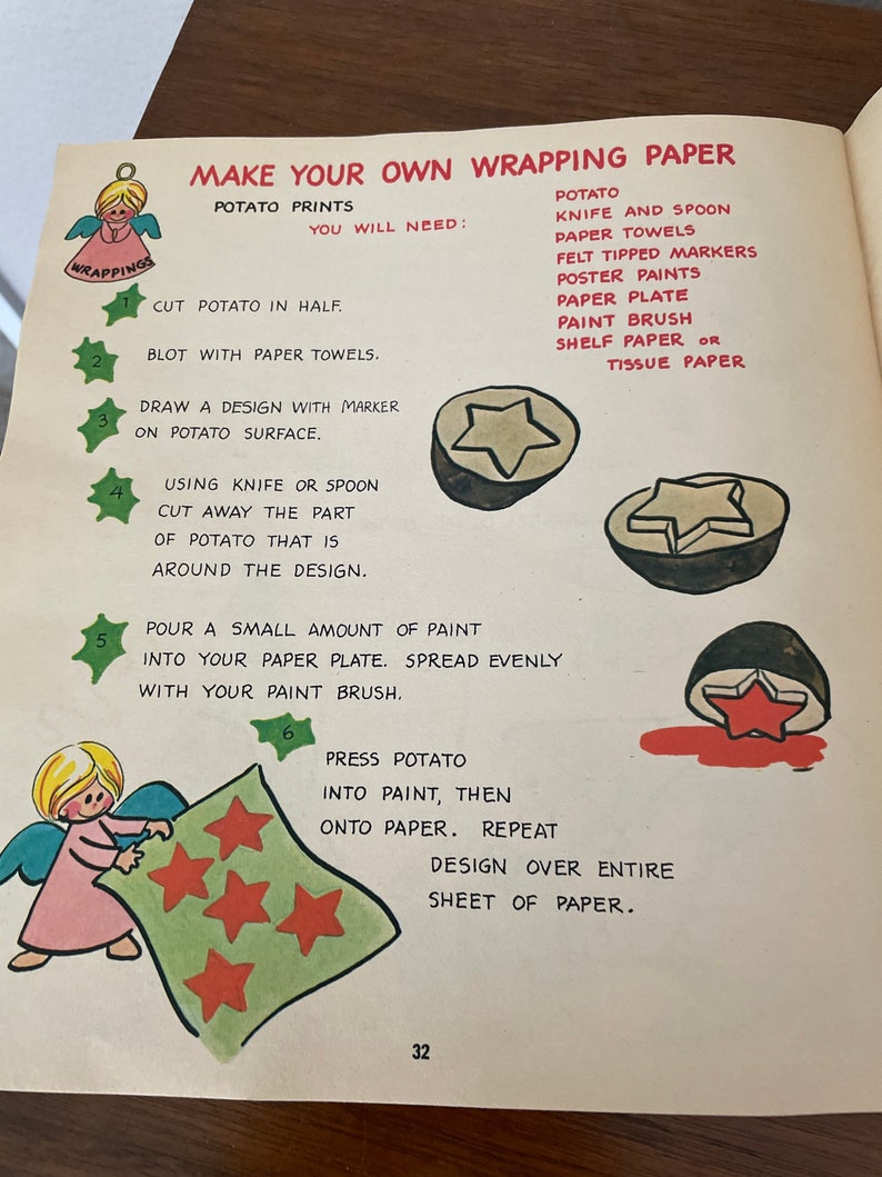 Peut inclure: Instructions pour r&eacute;aliser du papier d'emballage &agrave; l'aide d'empreintes de pommes de terre. Les &eacute;tapes sont illustr&eacute;es par des dessins de pommes de terre, d'&eacute;toiles et d'un ange. Le texte comprend les mat&eacute;riaux n&eacute;cessaires, tels que des pommes de terre, un couteau, des essuie-tout, des marqueurs &agrave; pointe feutre, des peintures pour affiches, une assiette en papier, un pinceau, du papier de rayonnage et du papier de soie.
