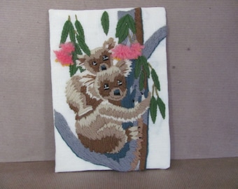 photo vintage Sunset Crewel, toile de koala et ourson Crewel Jiffy Stitchery des années 1970, Crewel fini, photo de koala, sans cadre, décor des années 1970