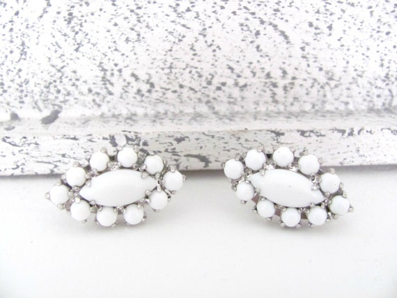 Vintage White Earrings, 1960's Milk Glass Earring… - image 1