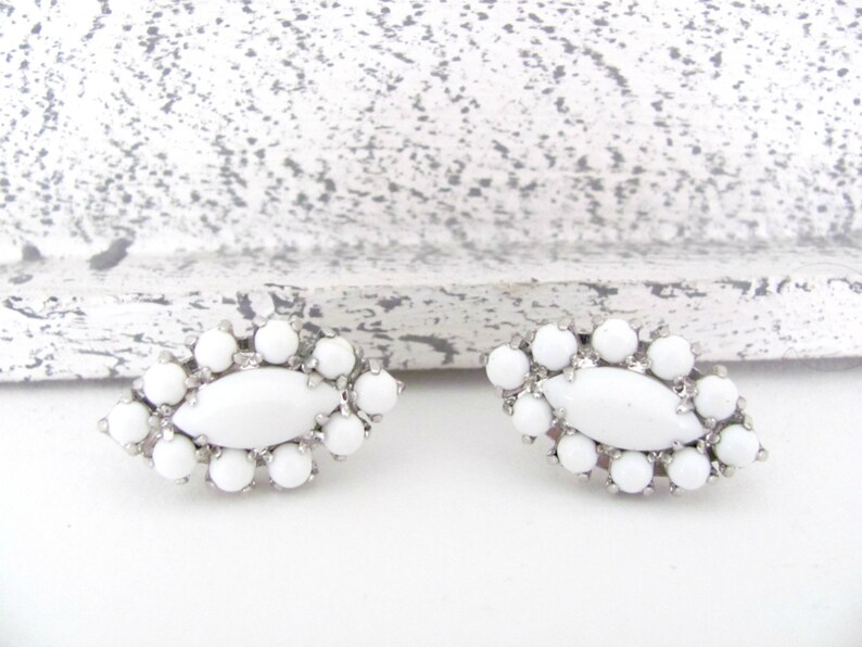 1960/'s Earrings Screw Back Earrings 1960/'s Milk Glass Earrings Vintage White Earrings White Beaded Earrings