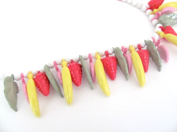 Vintage Fruit Necklace, 1970's Plastic Fruit Sala… - image 3