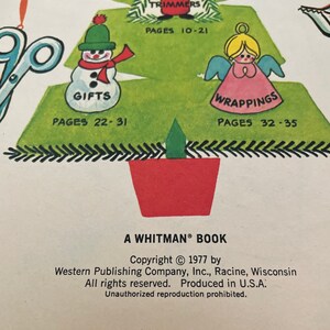 Peut inclure: Un livre de bricolage de No&euml;l vintage avec un sapin de No&euml;l vert sur la couverture. L'arbre est d&eacute;cor&eacute; d'ornements en papier, dont un bonhomme de neige, un ange et un P&egrave;re No&euml;l. Le titre du livre est "A Whitman&reg; Book" et la date de copyright est 1977.