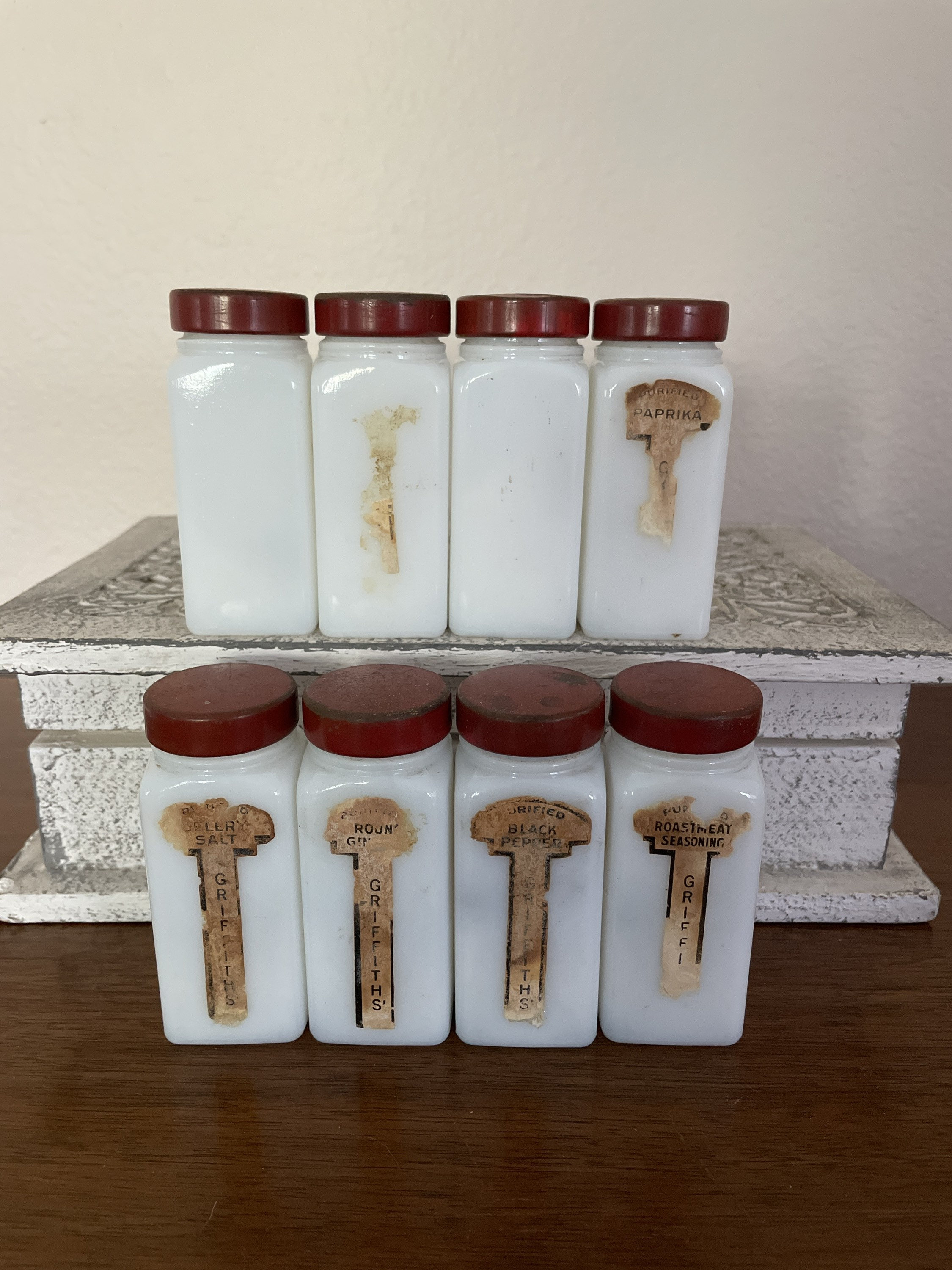 VINTAGE GRIFFITH SET OF 12 MILK GLASS SPICE JARS With Wooden Rack Red and  White
