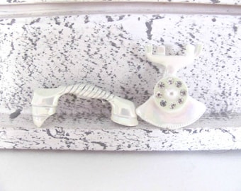 Broche de teléfono vintage, alfiler, broche de teléfono esmaltado de los años 60, alfileres de teléfono blancos, broche nuevo sin usar, broche, broche de los años 60, joyería
