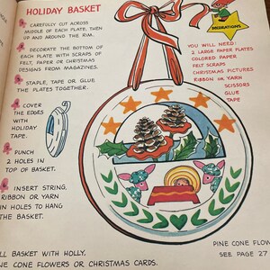 Peut inclure: Un projet d'artisanat pour r&eacute;aliser un panier de No&euml;l. Les instructions comprennent la d&eacute;coupe de deux assiettes en papier, leur d&eacute;coration avec du feutre, du papier ou des motifs de No&euml;l, et leur agrafage ensemble. Le panier est ensuite d&eacute;cor&eacute; d'un ruban rouge et d'une petite figurine d'elfe.