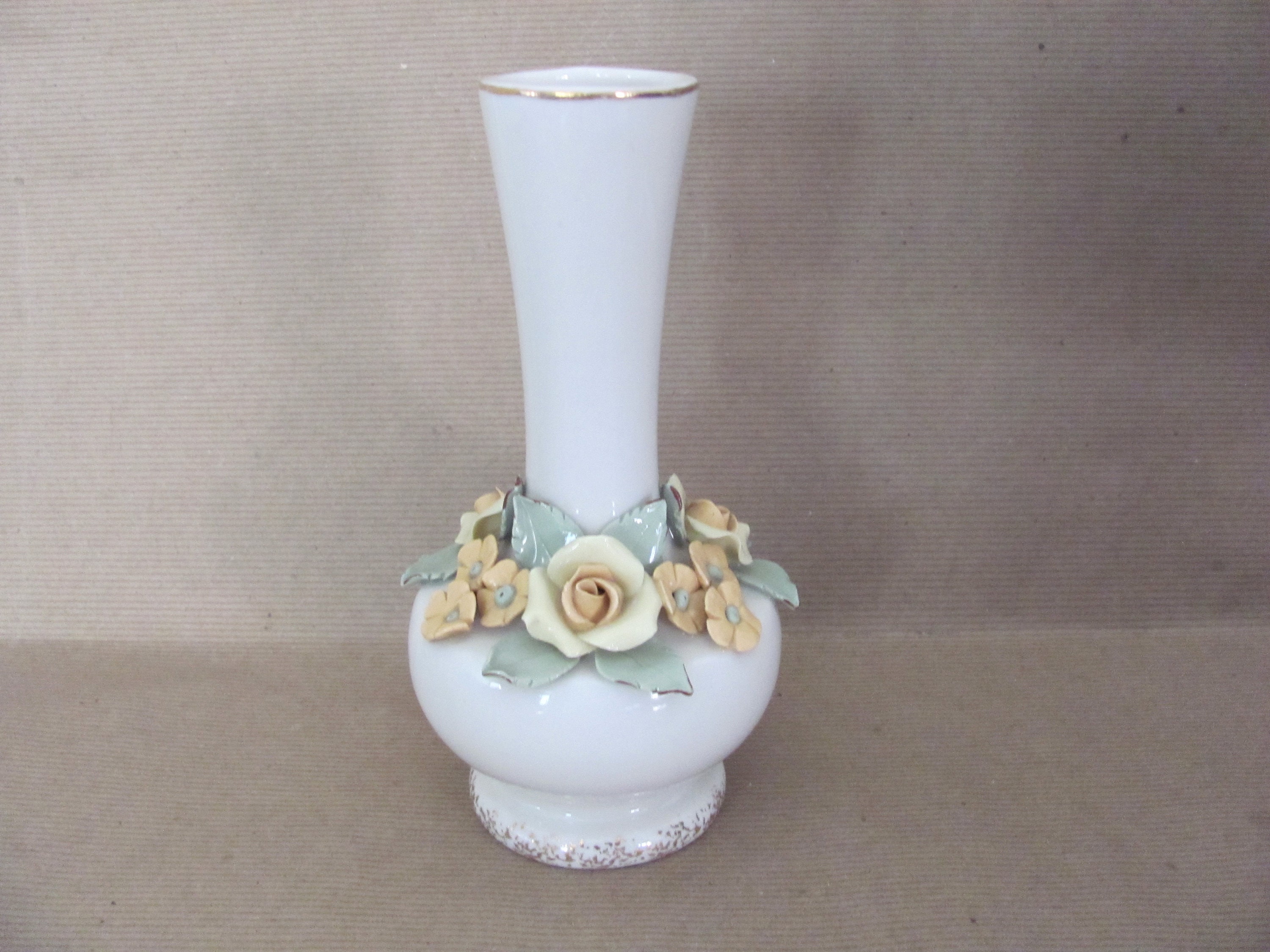 花瓶・フラワースタンド 1950's Mid century vintage flower vase Vintage White Porcelain Vase, 1950's Heirlooms of Tomorrow