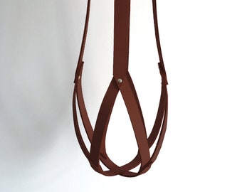 Modern hanging plant holder in brown / cognac leather, ceiling planter, minimalist plant hanger, vegetable tanned leather WITHOUT pot