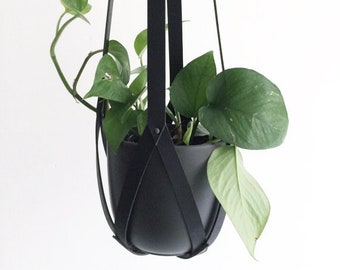 Minimalistic plant hanger, black leather ceiling planter, hanging planter, black vegetable tanned leather incl. black plastic pot