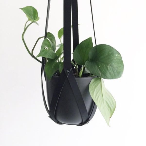 Minimalistic plant hanger, black leather ceiling planter, hanging planter, black vegetable tanned leather incl. black plastic pot