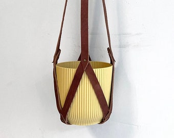 Hanging planter leather, ceiling planter, leather geometric plant hanger, cognac vegetable tanned leather including yellow plastic pot