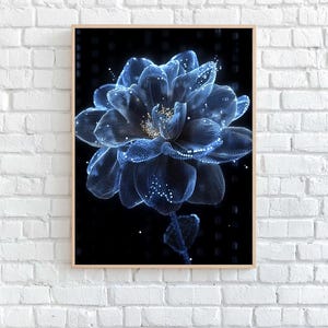Op de afbeelding: Een ingelijste digitale kunstprint met een blauwe, gloeiende bloem tegen een zwarte achtergrond. De bloem is opgebouwd uit onderling verbonden stippen, wat een 3D-effect creëert. Het kunstwerk is geplaatst in een licht houten frame, tegen een witte bakstenen muur.