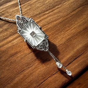 Jaren 30 art-deco kamferglas lariatketting: 14 kt witgouden briolettes