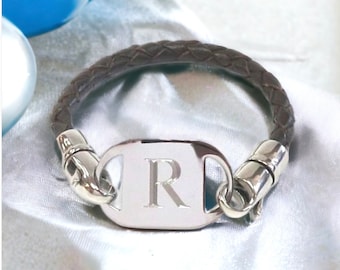 Baby Jungen Buchstaben ""R"" Initial Armband mit braunem Lederband."