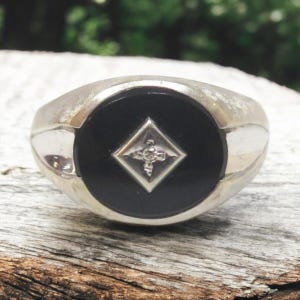 1950s Men&#39;s Vintage Black Onyx Ring With Center Diamond / 10 karat white gold