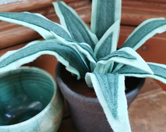 Small felt Spider plant houseplant, felt houseplant, fabric houseplant decor, felt spider plant, faux plants, felt plant in a pot