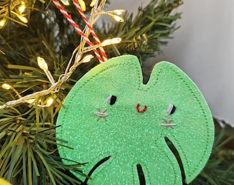 Monstera felt decoration in green glitter felt. Super cute, green felt Monstera leaf with a face. Christmas tree decoration.