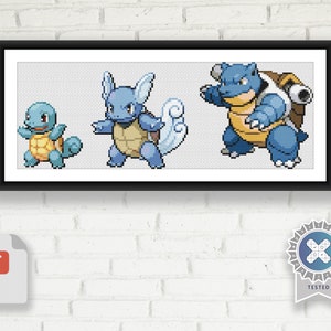 Puede incluir: Patrón de punto de cruz con tres personajes Pokémon azules y amarillos: Squirtle, Wartortle y Blastoise. El patrón está en un marco negro y está listo para ser cosido.