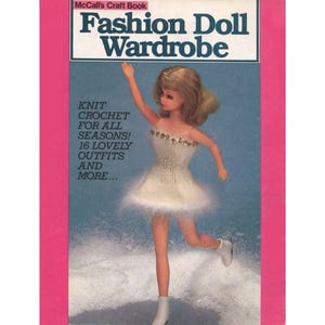 Może przedstawiać: Książka z rękodziełem McCall's pt. Fashion Doll Wardrobe przedstawiająca lalkę w białej dzianinowej sukience ze złotymi akcentami. Tekst na okładce: KNIT CROCHET FOR ALL SEASONS! 16 LOVELY OUTFITS AND MORE... Lalka ma na sobie białe buty na śniegu.